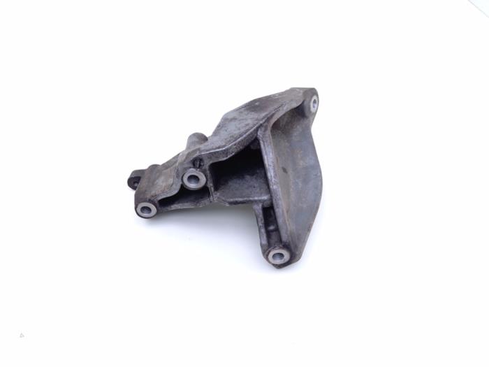 Used Engine mount Volkswagen Crafter 2.5 TDI 30/32/35/46/50 Price € 25,00 Inclusive VAT offered by Automaterialen Ronald Morien B.V.