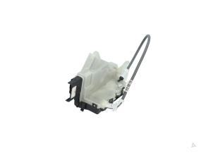 Begagnade Dörrlåsmekanism, 4-dörrars, vänster fram Peugeot 2008 (UD/UK/UR/US/UX) 1.2 VTi 12V PureTech 130 Pris € 75,00 Inklusive moms erbjuds av Automaterialen Ronald Morien B.V.