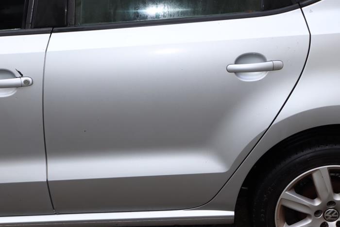 Tür 4-türig links hinten van een Volkswagen Polo V (6R) 1.4 16V 2009