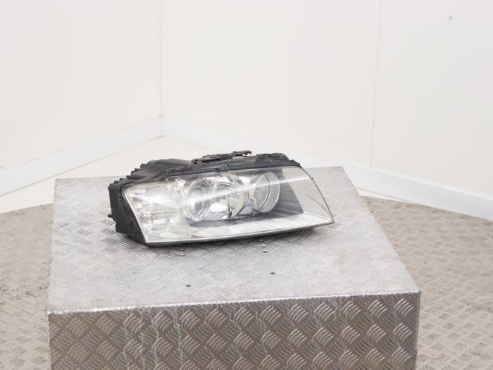Używane Reflektor prawy Audi A8 (D3) 3.7 V8 40V Quattro Cena € 249,00 Procedura marży oferowane przez Automaterialen Ronald Morien B.V.