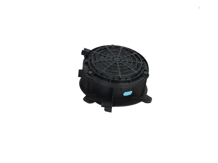 Używane Glosnik Peugeot 2008 (UD/UK/UR/US/UX) 1.2 VTi 12V PureTech 130 Cena € 19,00 Z VAT oferowane przez Automaterialen Ronald Morien B.V.