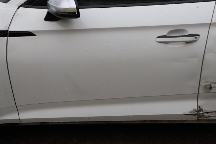 Door 4-door, front left from a Audi S5 Sportback (F5A/F5F) 3.0 TFSI V6 24V 2017