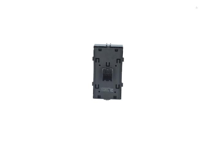 Usados Interruptor combinado de ventanillas Opel Astra K 1.2 Turbo 12V Precio € 25,00 IVA incluido ofrecido por Automaterialen Ronald Morien B.V.