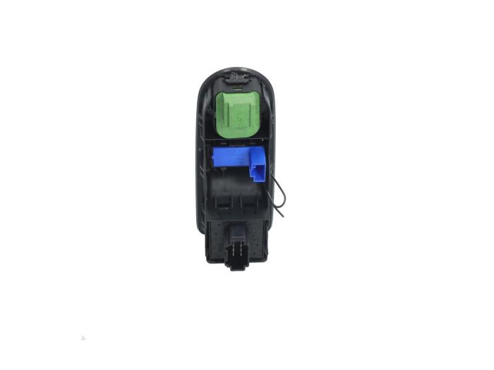 Usados Interruptor combinado de ventanillas Seat Mii 1.0 12V Precio € 25,00 Norma de margen ofrecido por Automaterialen Ronald Morien B.V.