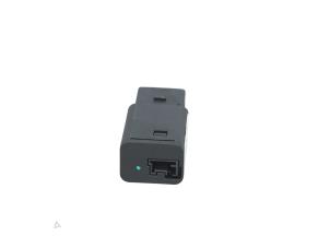 Begagnade AUX/USB-anslutning Peugeot 2008 (UD/UK/UR/US/UX) 1.2 VTi 12V PureTech 130 Pris € 19,00 Marginaltabell erbjuds av Automaterialen Ronald Morien B.V.