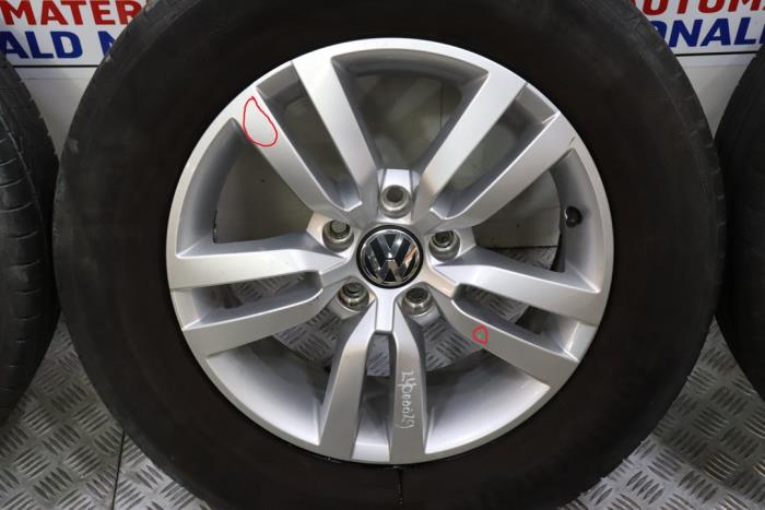 Felgen Set + Reifen van een Volkswagen Tiguan (5N1/2) 1.4 TSI 16V 4Motion 2009