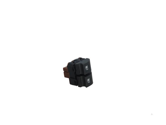 Usados Interruptor combinado de ventanillas Renault Captur I (2R) 1.3 TCE 150 16V Precio € 15,00 Norma de margen ofrecido por Automaterialen Ronald Morien B.V.