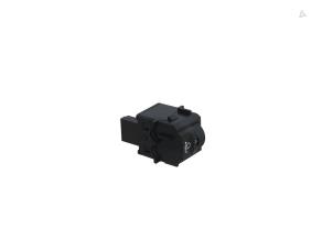 Usados Interruptor de regulador de altura Peugeot 3008 II (M4/MC/MJ/MR) 1.2 12V e-THP PureTech 130 Precio € 19,00 Norma de margen ofrecido por Automaterialen Ronald Morien B.V.