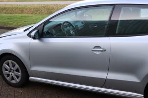 Używane Drzwi lewe wersja 2-drzwiowa Volkswagen Polo V (6R) 1.2 TDI 12V BlueMotion Cena € 295,00 Procedura marży oferowane przez Automaterialen Ronald Morien B.V.