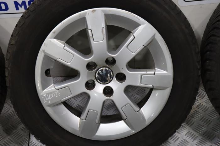 Juego de llantas y neumáticos de un Volkswagen Polo V (6R) 1.2 TDI 12V BlueMotion 2010