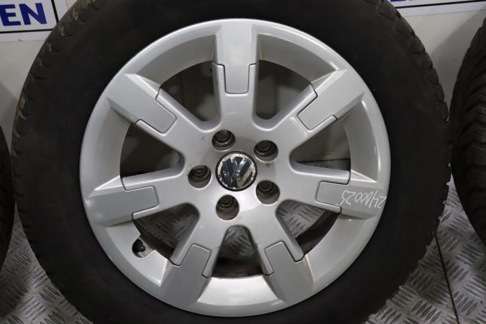Juego de llantas y neumáticos de un Volkswagen Polo V (6R) 1.2 TDI 12V BlueMotion 2010