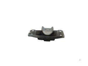 Usados Soporte de caja de cambios Peugeot 3008 II (M4/MC/MJ/MR) 1.2 12V e-THP PureTech 130 Precio € 25,00 Norma de margen ofrecido por Automaterialen Ronald Morien B.V.