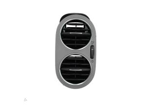 Usagé Grille aération tableau de bord Volkswagen Tiguan (5N1/2) 1.4 TSI 16V 4Motion Prix € 25,00 Règlement à la marge proposé par Automaterialen Ronald Morien B.V.