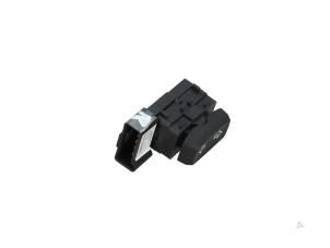 Usados Interruptor Opel Astra K 1.4 Turbo 16V Precio € 14,99 IVA incluido ofrecido por Automaterialen Ronald Morien B.V.