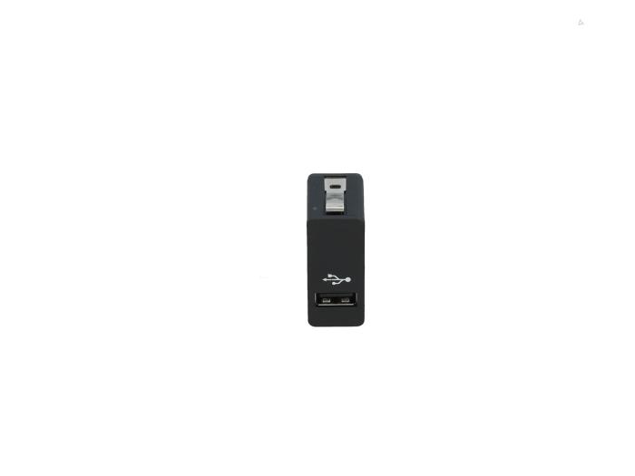 Używane Zlacze AUX/USB Mini Countryman (F60) 2.0 16V Cooper S Cena € 9,99 Z VAT oferowane przez Automaterialen Ronald Morien B.V.