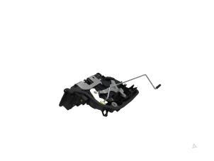Używane Mechanizm blokady drzwi prawych przednich wersja 4-drzwiowa Mini Countryman (F60) 2.0 16V Cooper S Cena € 34,99 Z VAT oferowane przez Automaterialen Ronald Morien B.V.