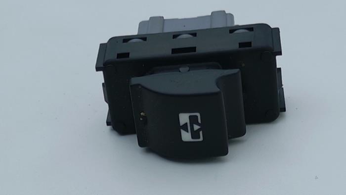 Usados Interruptor de ventanilla eléctrica Peugeot 2008 (CU) 1.2 Vti 12V PureTech 82 Precio € 10,00 Norma de margen ofrecido por Automaterialen Ronald Morien B.V.