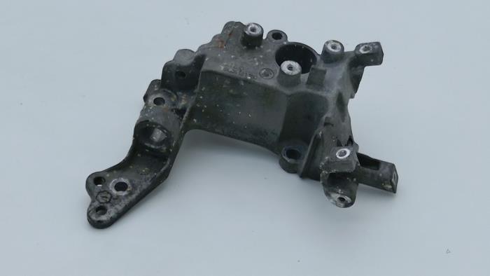 Usagé Support dynamo haut Peugeot 308 (L3/L8/LB/LH/LP) 1.6 BlueHDi 120 Prix € 25,00 Règlement à la marge proposé par Automaterialen Ronald Morien B.V.