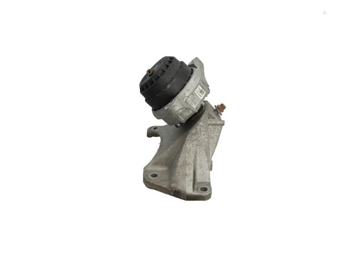 Usagé Support moteur BMW 5 serie (F10) 523i 24V Prix € 45,00 Règlement à la marge proposé par Automaterialen Ronald Morien B.V.