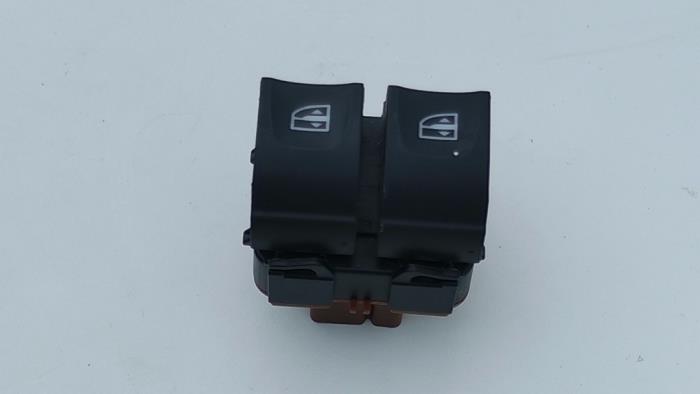 Usados Interruptor combinado de ventanillas Renault Clio IV Estate/Grandtour (7R) 0.9 Energy TCE 90 12V Precio € 25,00 Norma de margen ofrecido por Automaterialen Ronald Morien B.V.