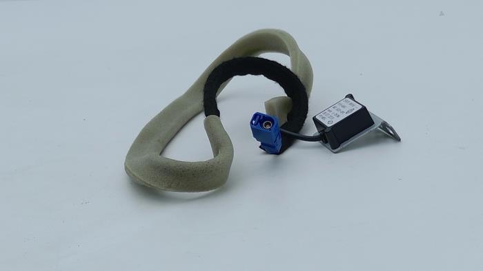 Używane Antena GPS Renault Clio IV Estate/Grandtour (7R) 0.9 Energy TCE 90 12V Cena € 25,00 Procedura marży oferowane przez Automaterialen Ronald Morien B.V.