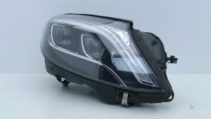 Usagé Phare droit Mercedes S (222.0/222.1) 3.0 S-350 BlueTEC, S-350d 24V Prix € 795,00 Règlement à la marge proposé par Automaterialen Ronald Morien B.V.