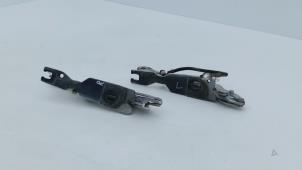 Begagnade Gångjärn, motorhuv BMW M3 (E46/2C) 3.2 24V Pris € 45,00 Marginaltabell erbjuds av Automaterialen Ronald Morien B.V.