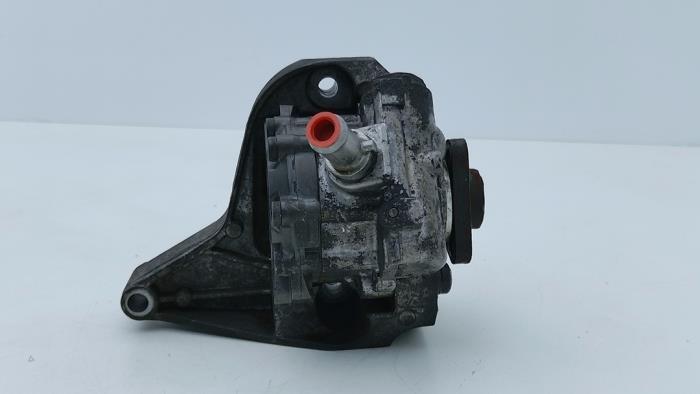 Usagé Pompe de direction BMW 3 serie (E90) 330d 24V Prix € 75,00 Règlement à la marge proposé par Automaterialen Ronald Morien B.V.