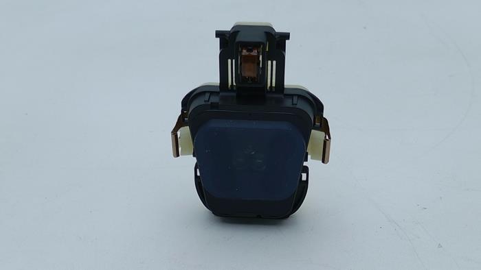 Begagnade Regnsensor Mercedes S (222.0/222.1) 3.0 S-350 BlueTEC, S-350d 24V Pris € 45,00 Marginaltabell erbjuds av Automaterialen Ronald Morien B.V.