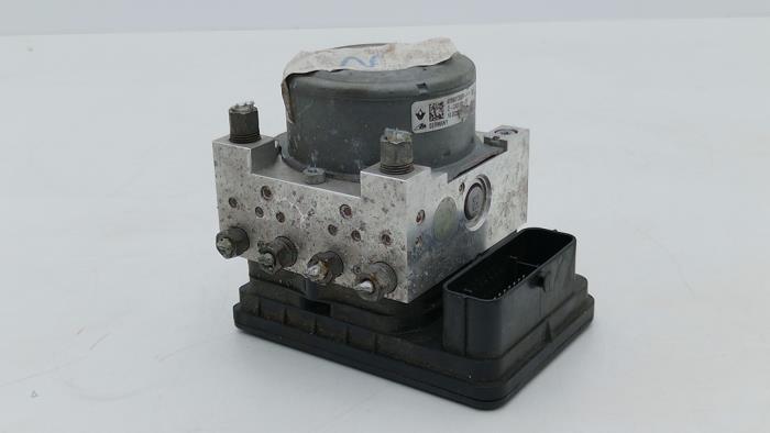 Usagé Bloc ABS Renault Megane IV Estate (RFBK) 1.5 Energy dCi 110 Prix € 124,99 Prix TTC proposé par Automaterialen Ronald Morien B.V.
