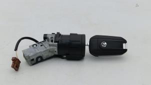 Używane Stacyjka + Kluczyk Opel Corsa F (UB/UH/UP) 1.2 12V 75 Cena € 29,00 Procedura marży oferowane przez Automaterialen Ronald Morien B.V.