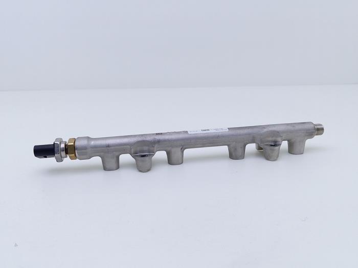 Gebrauchte Kraftstoffverteiler Volkswagen Golf VII (AUA) 1.5 TSI Evo BMT 16V Preis € 64,98 Mit Mehrwertsteuer angeboten von Automaterialen Ronald Morien B.V.