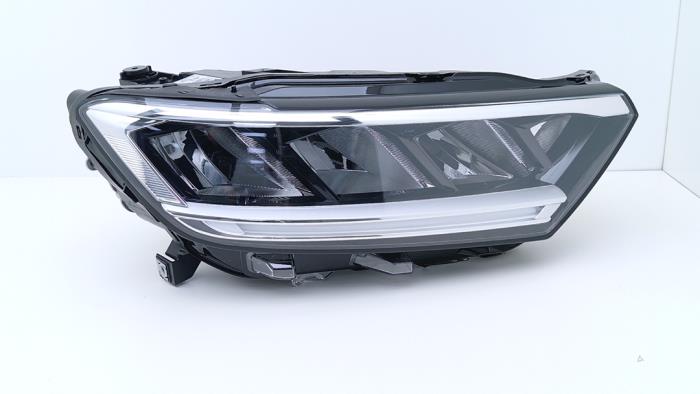Używane Reflektor prawy Volkswagen T-Roc I 1.0 TSI 12V BlueMotion Cena € 544,50 Z VAT oferowane przez Automaterialen Ronald Morien B.V.
