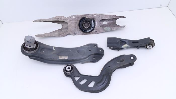 Gebrauchte Querlenker Set Mercedes GLA (156.9) 1.6 180 16V Preis € 75,00 Mit Mehrwertsteuer angeboten von Automaterialen Ronald Morien B.V.