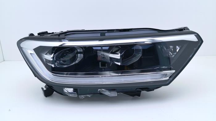 Używane Reflektor prawy Volkswagen T-Roc I 1.5 TSI 16V Cena € 840,95 Z VAT oferowane przez Automaterialen Ronald Morien B.V.