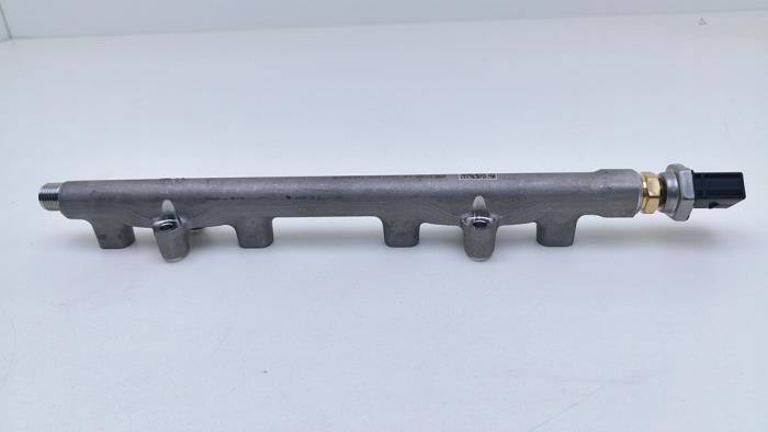 Gebrauchte Kraftstoffverteiler Volkswagen Passat Variant (CJ5) 1.5 eHybrid Preis € 65,00 Mit Mehrwertsteuer angeboten von Automaterialen Ronald Morien B.V.