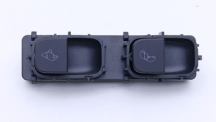 Używane Przelacznik Tesla Model Y (5YJY) RWD Cena € 30,25 Z VAT oferowane przez Automaterialen Ronald Morien B.V.
