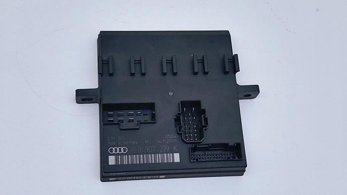 Używane Komputer pokladowy Audi A4 Avant (B7) 2.0 TFSI 20V Quattro Cena € 75,00 Procedura marży oferowane przez Automaterialen Ronald Morien B.V.