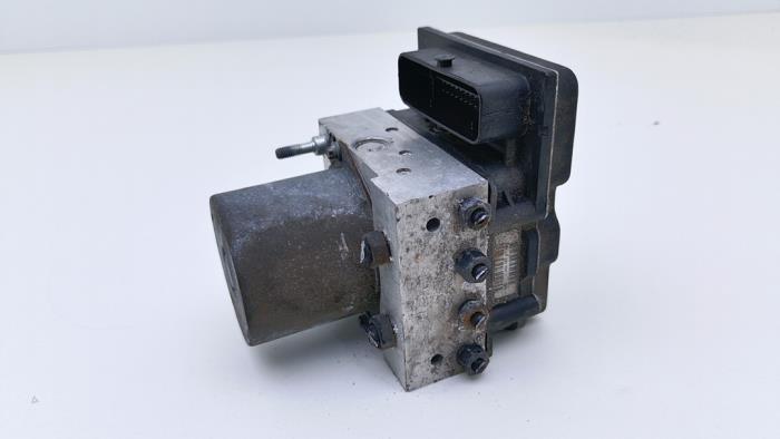 Usagé Pompe ABS Audi A4 Avant (B7) 2.0 TFSI 20V Quattro Prix € 69,00 Règlement à la marge proposé par Automaterialen Ronald Morien B.V.