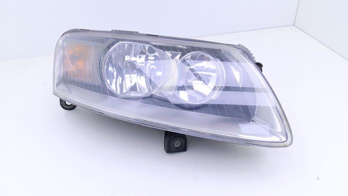 Używane Reflektor prawy Audi A6 Avant (C6) 2.4 V6 24V Cena € 89,00 Procedura marży oferowane przez Automaterialen Ronald Morien B.V.