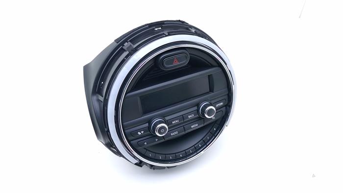 Używane Radio Mini Mini (F55) 2.0 16V Cooper S Cena € 135,00 Procedura marży oferowane przez Automaterialen Ronald Morien B.V.