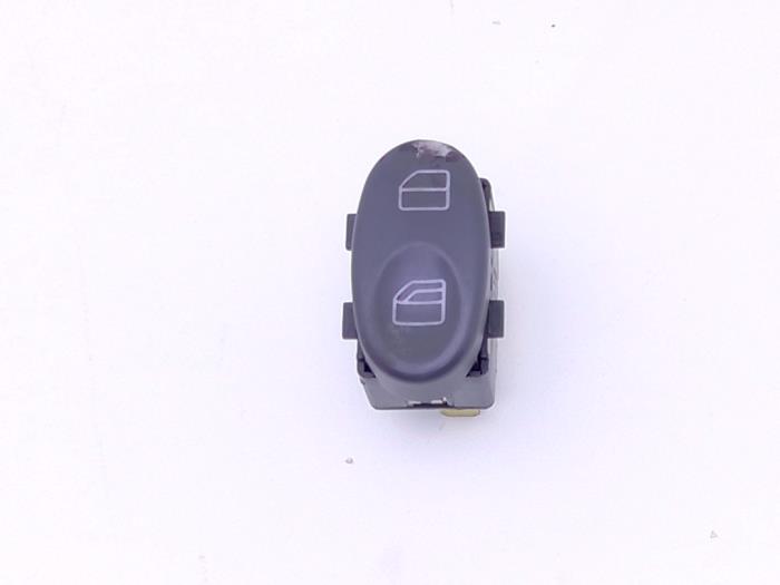 Usados Interruptor de ventanilla eléctrica Smart Roadster Coupé (452.3) 0.7 Turbo Precio € 49,00 Norma de margen ofrecido por Automaterialen Ronald Morien B.V.