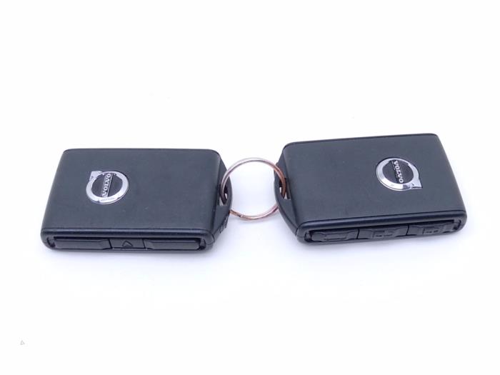 Używane Klucz Volvo XC40 (XZ) Recharge Twin 78 kWh Cena € 75,00 Z VAT oferowane przez Automaterialen Ronald Morien B.V.