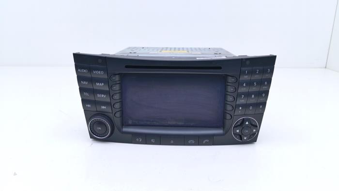 Usagé Ecran Gps Mercedes CLS (C219) 500 5.0 V8 24V Prix € 295,00 Règlement à la marge proposé par Automaterialen Ronald Morien B.V.