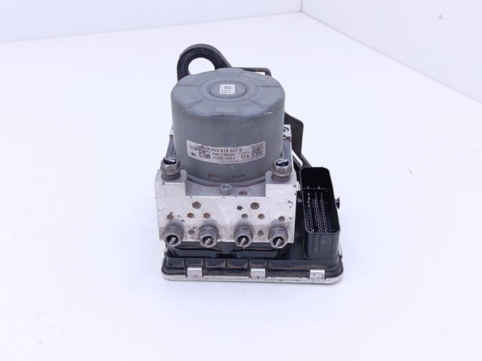 Używane Pompa ABS Audi RS 3 Sportback (8VA/8VF) 2.5 TFSI 20V Quattro Cena € 325,00 Procedura marży oferowane przez Automaterialen Ronald Morien B.V.