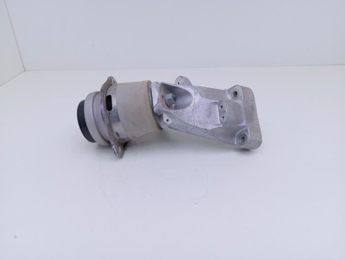 Used Engine mount Volkswagen Touareg (7PA/PH) 4.2 TDI V8 DPF 32V Price € 95,00 Margin scheme offered by Automaterialen Ronald Morien B.V.