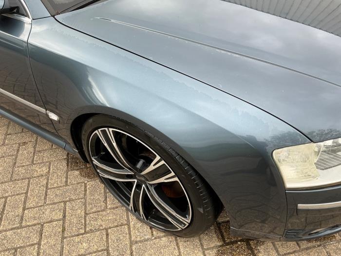 Używane Blotnik prawy przód Audi A8 (D3) 6.0 W12 48V Quattro Cena € 115,00 Procedura marży oferowane przez Automaterialen Ronald Morien B.V.