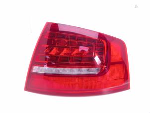 Begagnade Baklykta, höger Audi A8 (D3) 6.0 W12 48V Quattro Pris € 195,00 Marginaltabell erbjuds av Automaterialen Ronald Morien B.V.