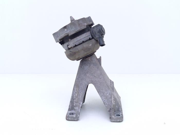 Engine mount from a Audi A8 (D3) 6.0 W12 48V Quattro 2004