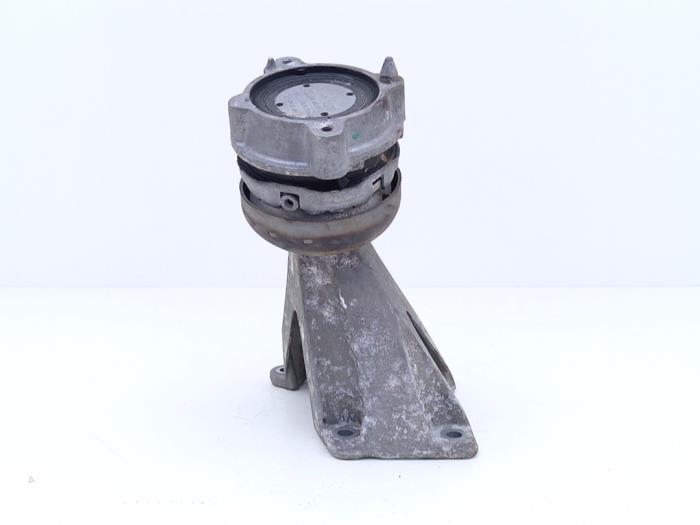 Engine mount from a Audi A8 (D3) 6.0 W12 48V Quattro 2004